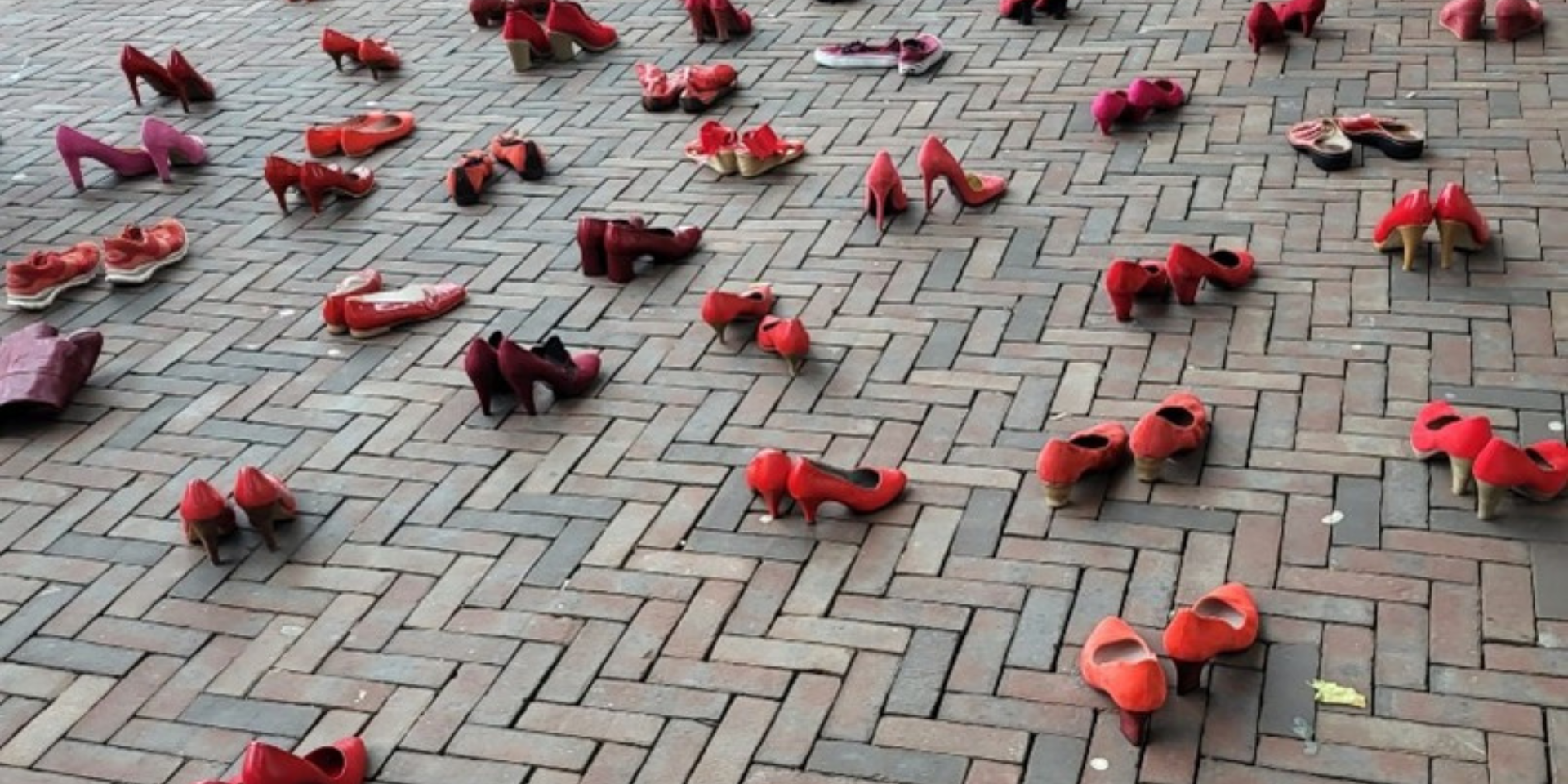 Gemeenteraad Assen plaatst opnieuw 43 paar rode schoenen in de binnenstad van Assen tegen geweld teg