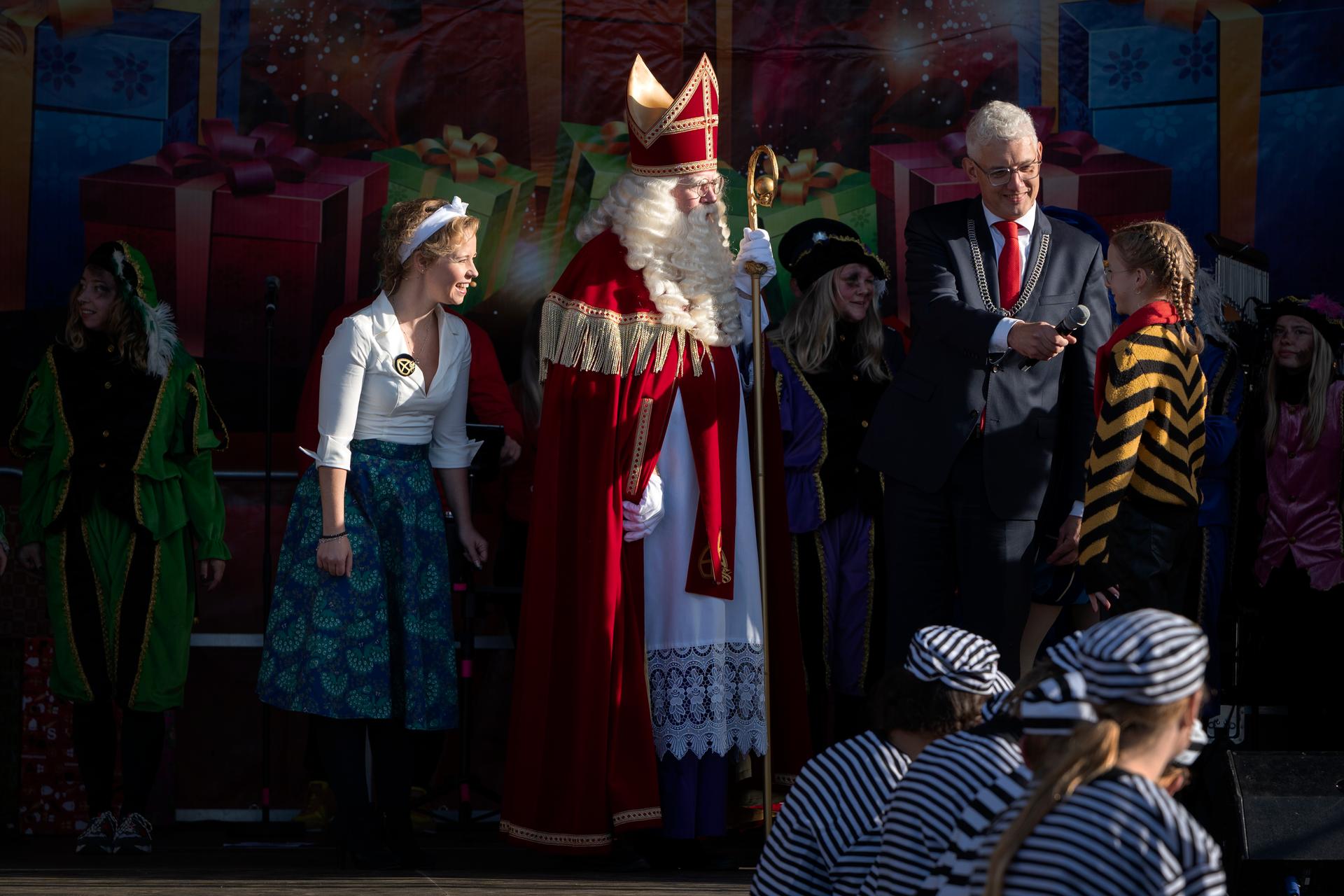 Intocht Sinterklaas met de burgemeester en de kinderburgemeester