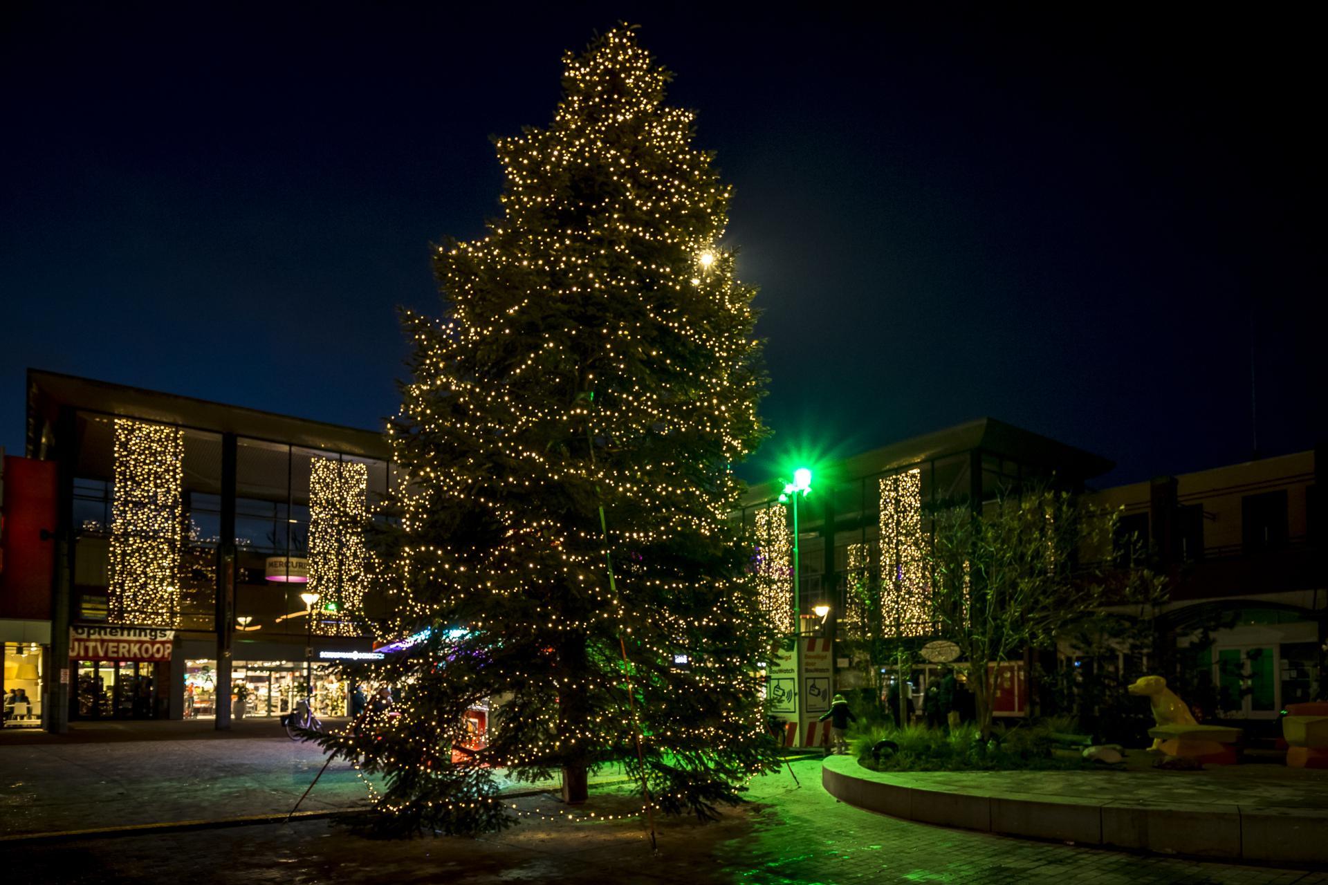 Kerstboom met lichtjes op het koopmansplein