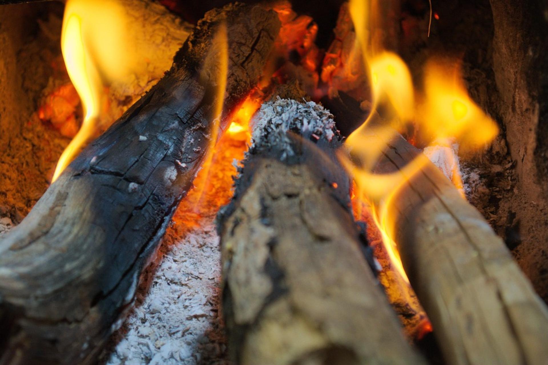 Brandende houtblokken